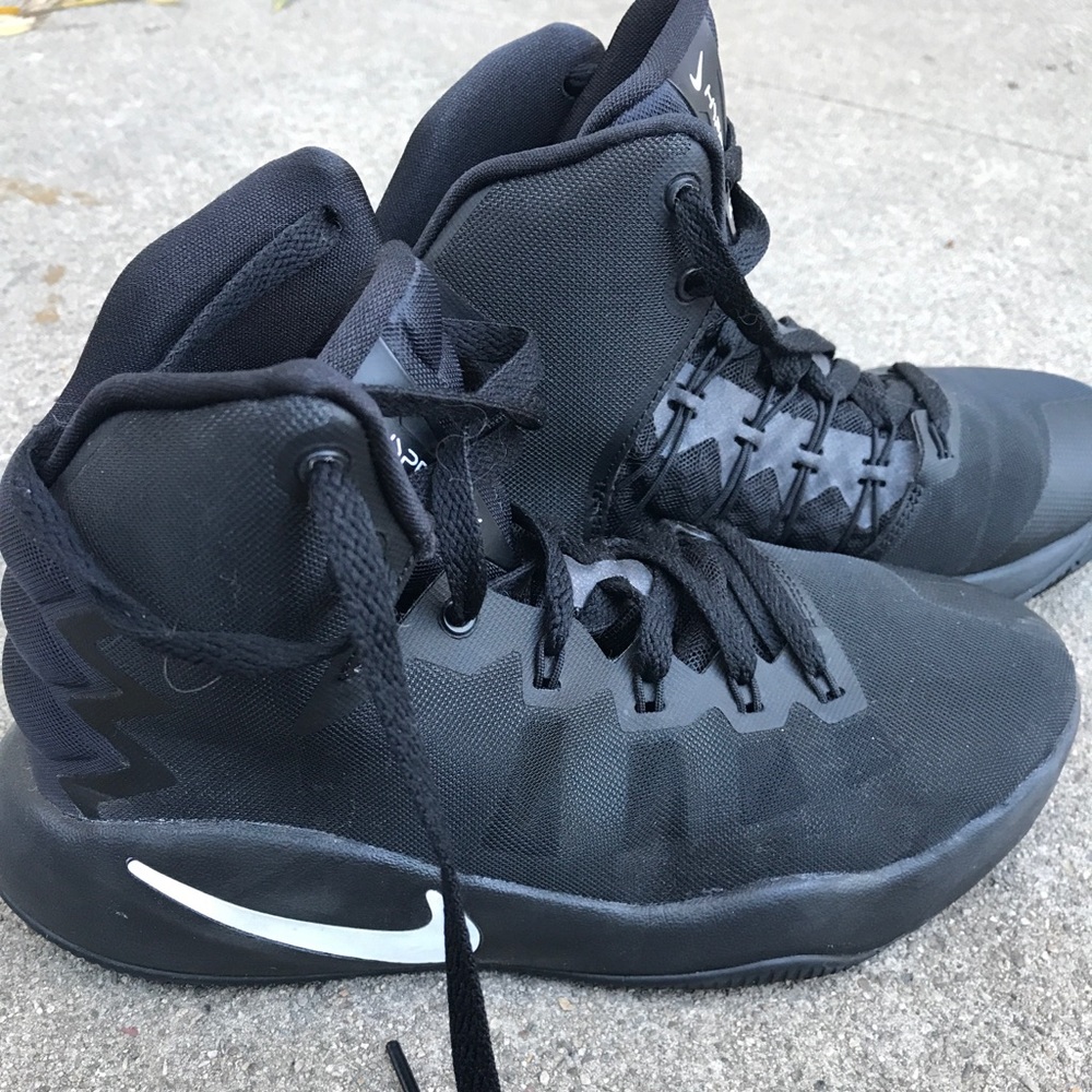 Like new Nike boys basket shoes